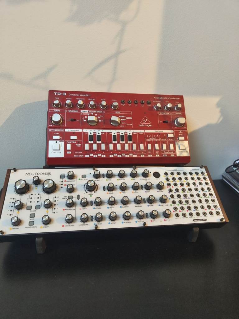 Behringer Neutron & TD-3 + Stand
