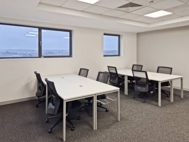 Lisburn - BT28 1FJ \ Office Space for Rent with a 5-Desk Layout