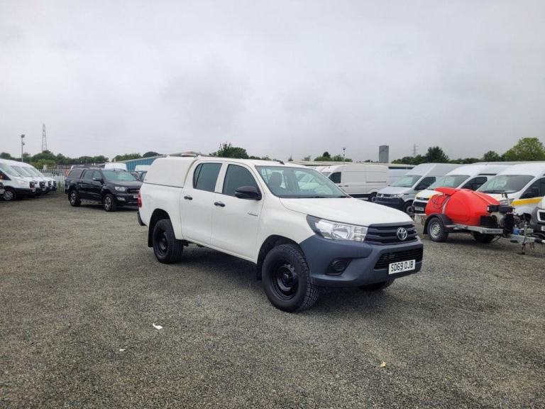 2019 ON 69 PLATE TOYOTA HILUX ACTIVE D-4D 4WD 150BHP DOUBLE CAB PICKUP ULEZ