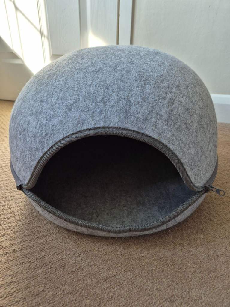 The Olso Pod - cat cave - cat bed - zip off top - used but in great condition