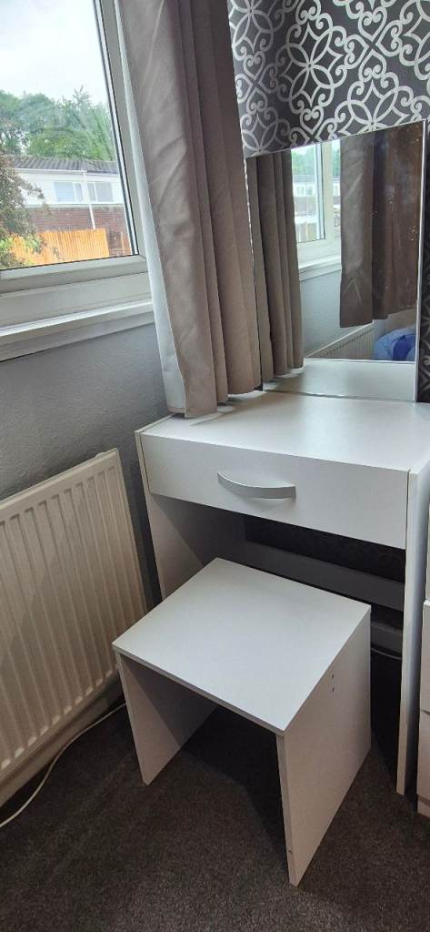 Vanity dressing table with mirror
