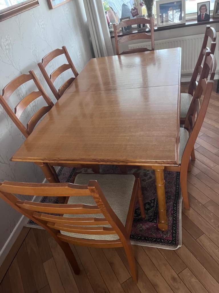 Extendable wood Dining Table 6-8 seater with 6 vhairs