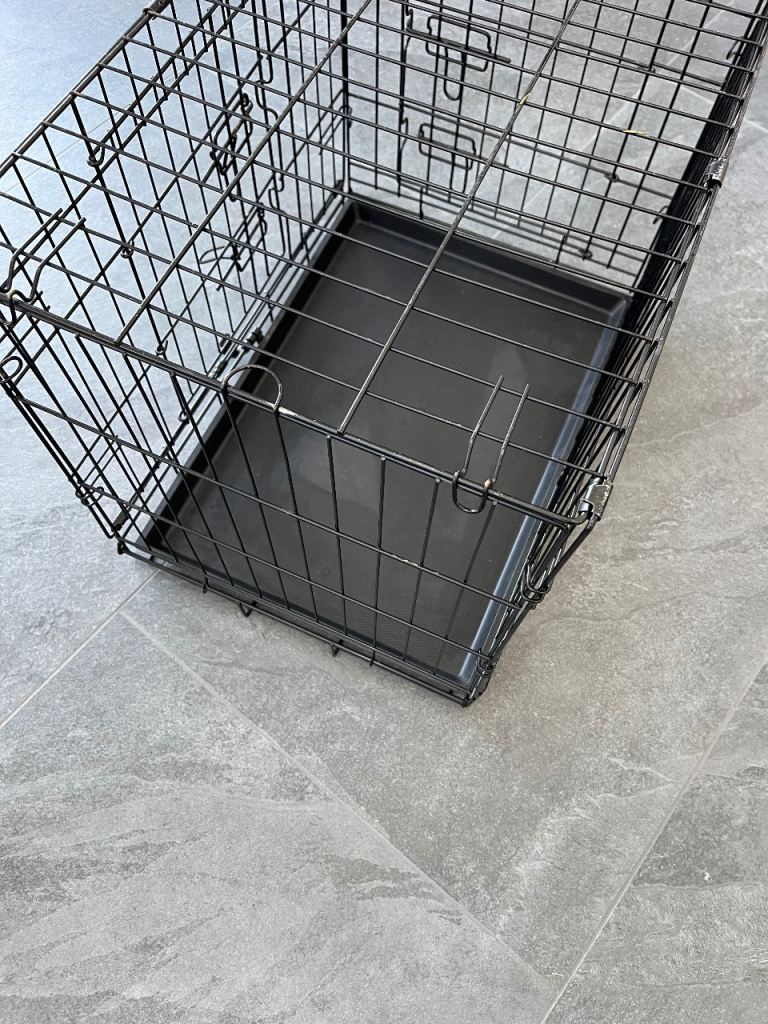 Metal dog crate with base