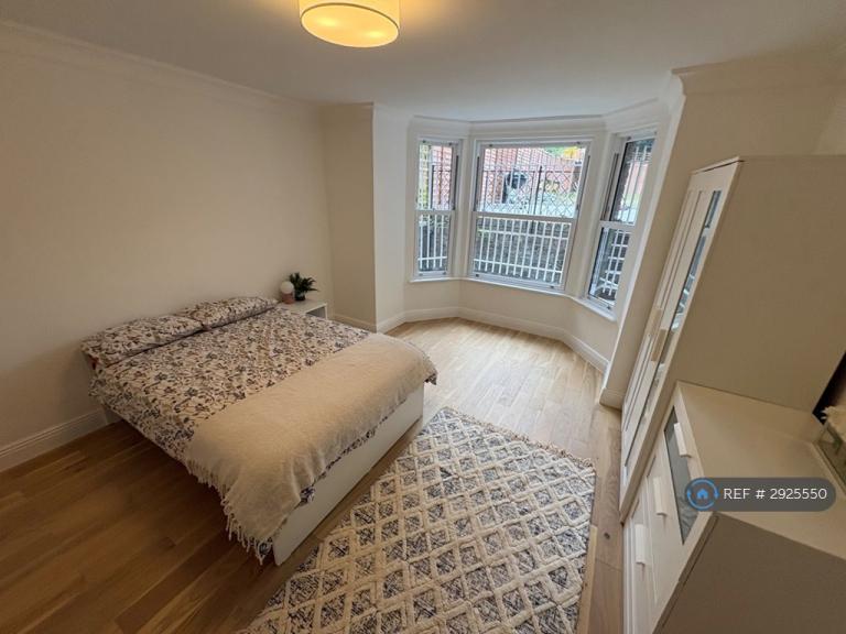 2 bedroom flat in Gauden Road, London, SW4 (2 bed) (#2925550)