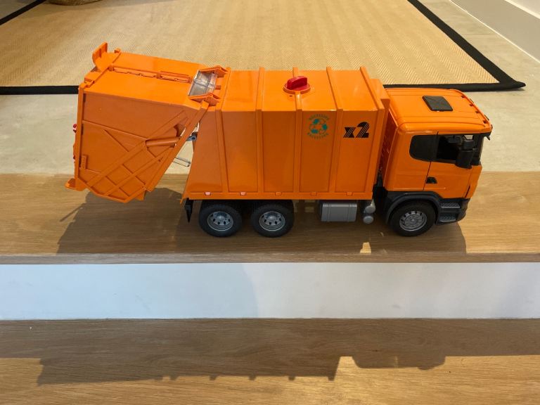 Toy garbage truck 