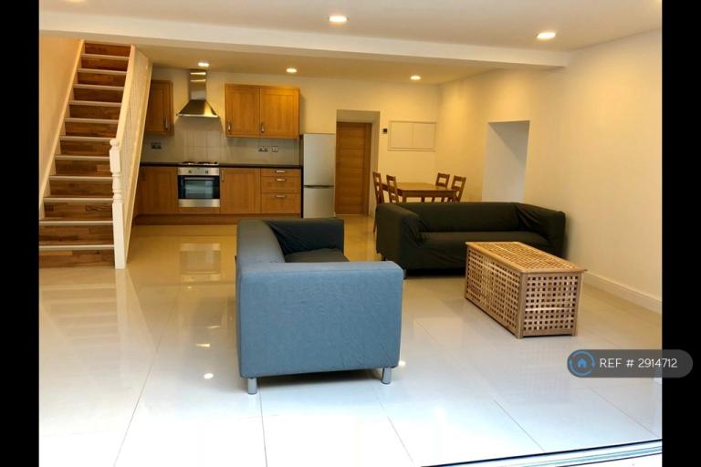 3 bedroom flat in Sabine Road, London, SW11 (3 bed) (#2914712)