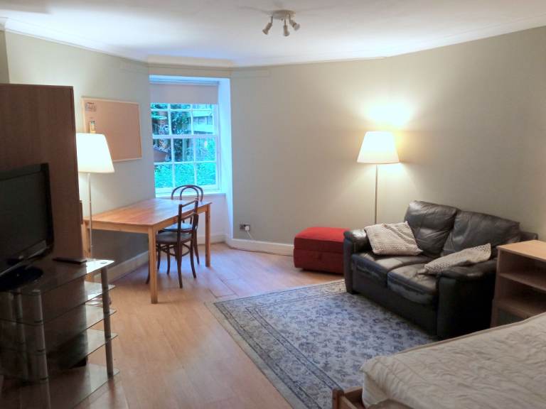 LRG DOUBLE ROOM ON BROUGHTON ST AVAILABLE TODAY TUE 12TH MAY! VERY CENTRAL LOCATION, ALL BILLS INC.