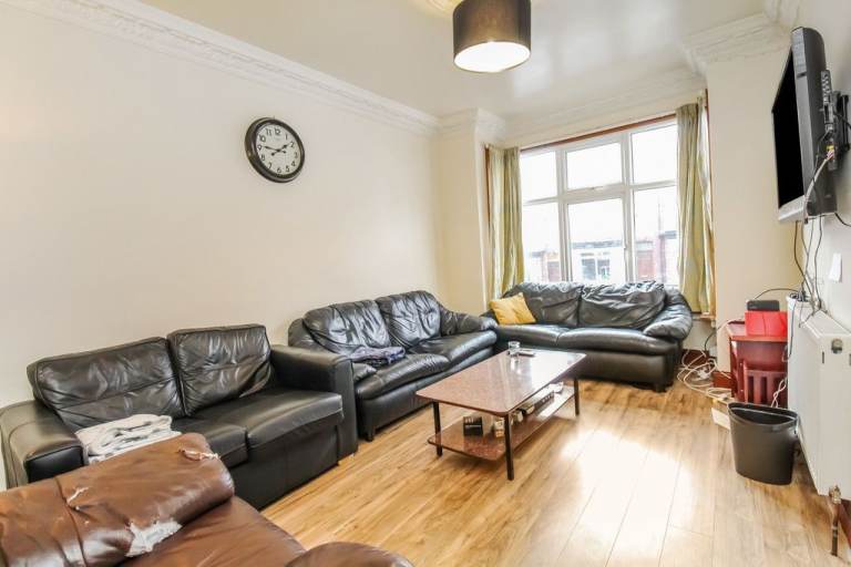 STUDENT ROOMS AVAILABLE TO RENT CLOSE TO LEEDS UNIVERSITY.