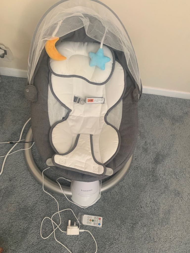 Swinging baby chair 