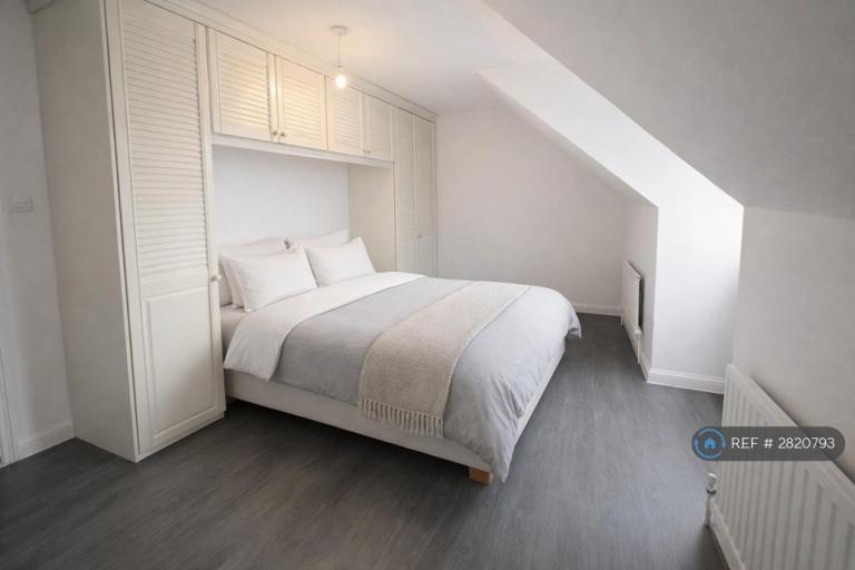 1 bedroom in St Georges Square, London, E14 (#2820793)