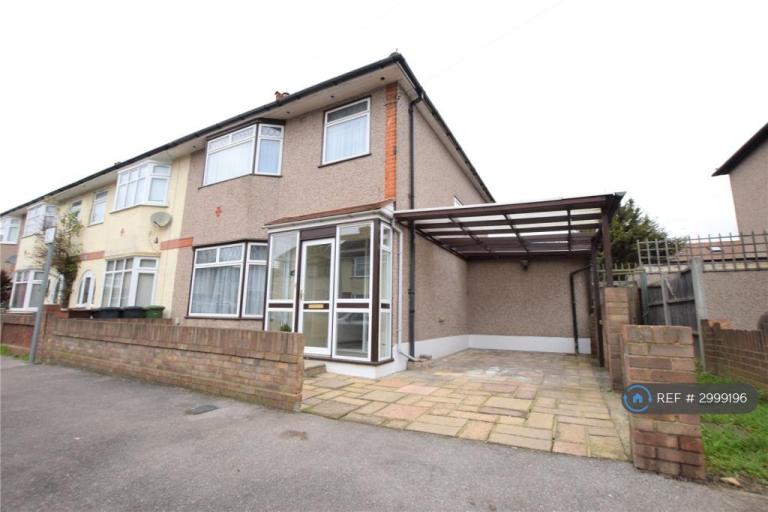 3 bedroom house in Cecil Road, Romford, RM6 (3 bed) (#2999196)