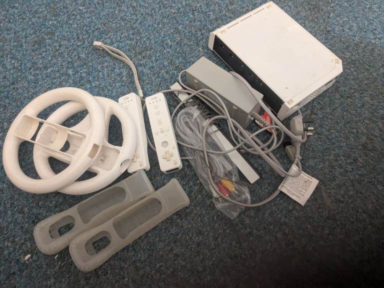 Nintendo Wii + 2 Controllers + Sensor Bar + Driving wheels + Silicon covers + AV Cable + PSU