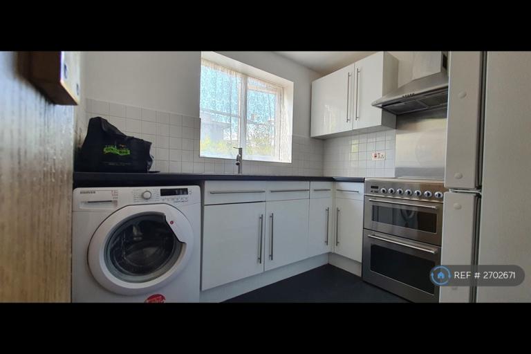 1 bedroom flat in Heddington Grove, London, N7 (1 bed) (#2702671)