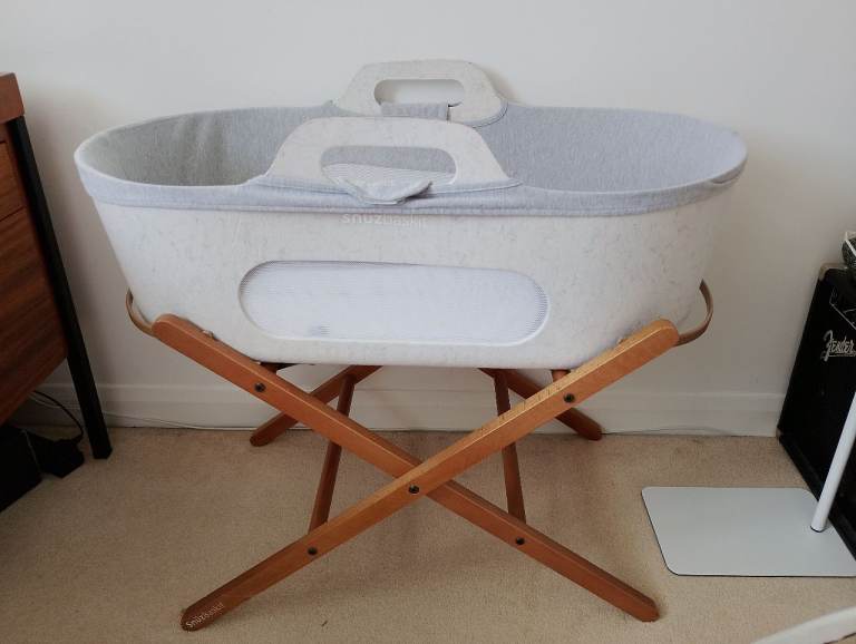 Snuzbaskit (bassinet Moses basket), stand, mattress & sheets