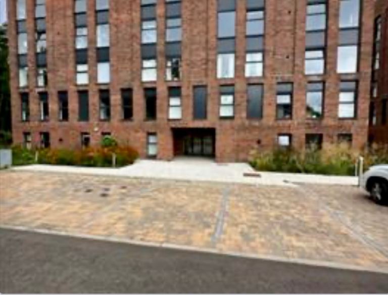 Luxury Two Bedroom En-Suite flat with Private Parking near City Centre, SECC and BBC