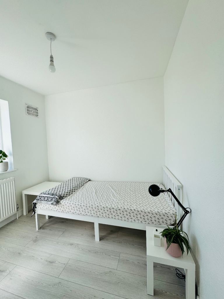 SUNNY ROOM AT KINGSBURY CIRCLE 