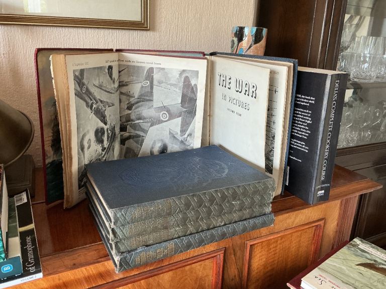 Full set of vintage hardback World WarII in Pictures