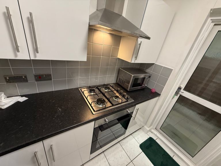 GROUND FLOOR TWO BEDROOM FLAT TO LET AT SIMONDS ROAD LEYTON LONDON E10 7BN AREA. 