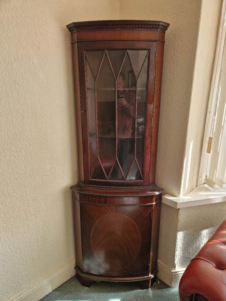 Corner cabinet 