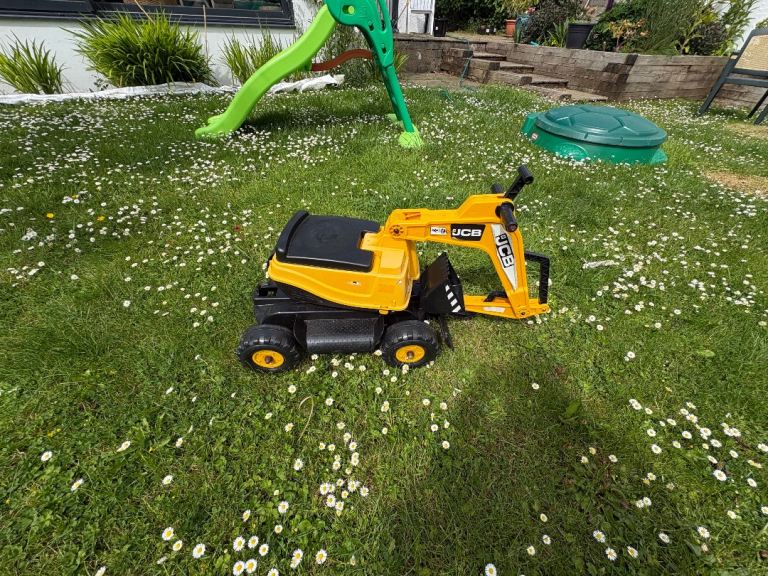 JCB Ride-On Digger – Yellow, Good Condition