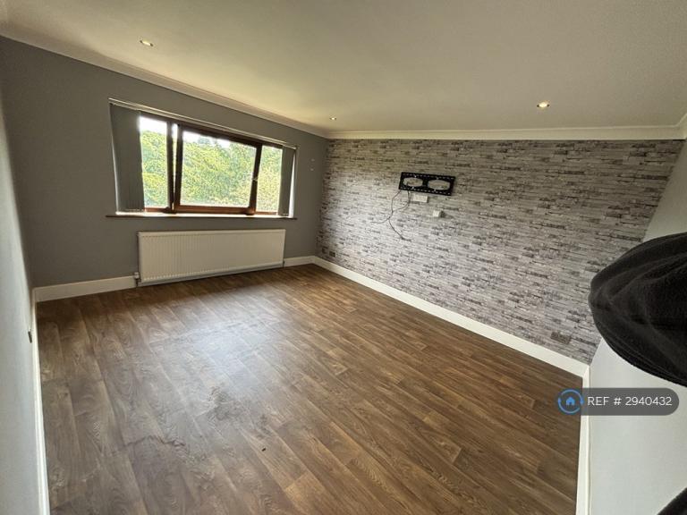 1 bedroom flat in Swinnow Lane, Leeds, LS13 (1 bed) (#2940432)