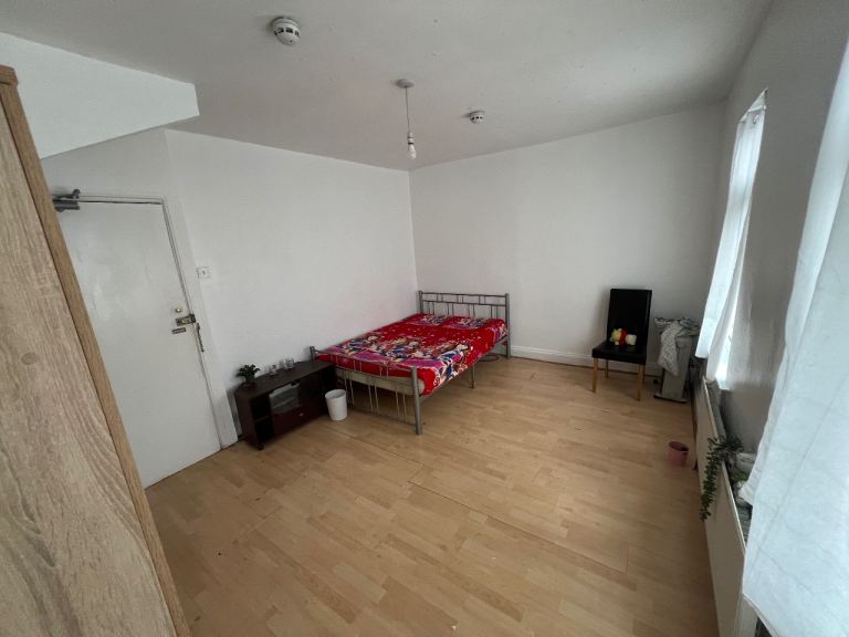 Double room large hounslow near high st and local bus routes and shops