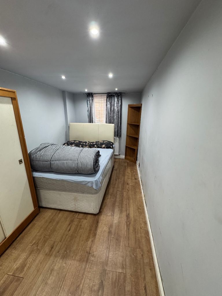 Double Bedroom Near Gatwick 