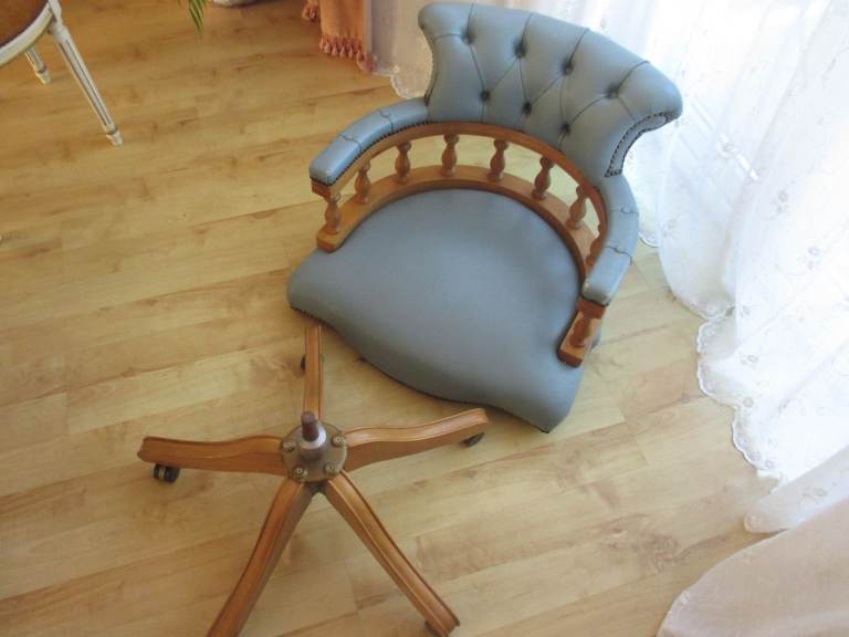 Elegant Captain's Chair in good condition