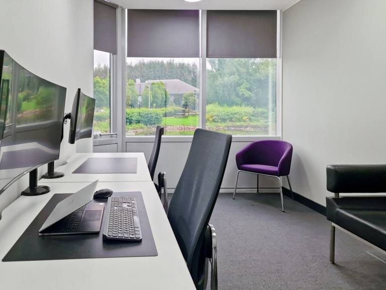 East Kilbride - G74 5PR \ Office Space for Rent with a 5-Desk Layout