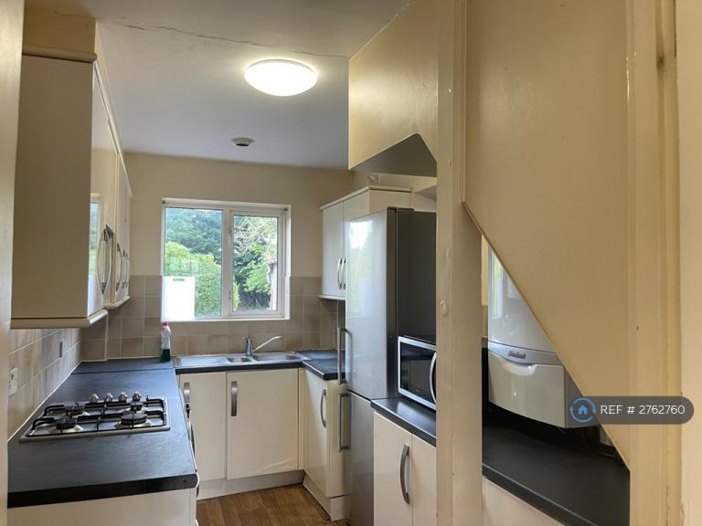 4 bedroom house in Ashenden Road, Guildford, GU2 (4 bed) (#2762760)