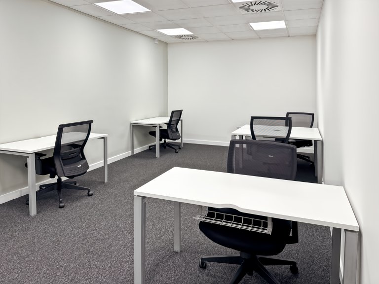 Taunton - TA12PX \ Office for Rent with Flexible Move-In Options 3 Workstations