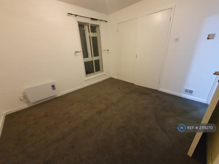 1 bedroom flat in Pentelow Gardens, Feltham, TW14 (1 bed) (#2715270)