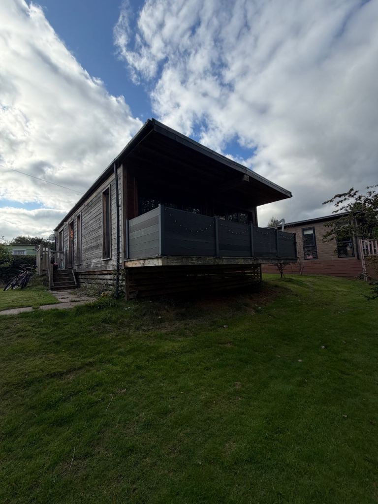 Beautifully Presented One-Bedroom Timber Lodge — SY21