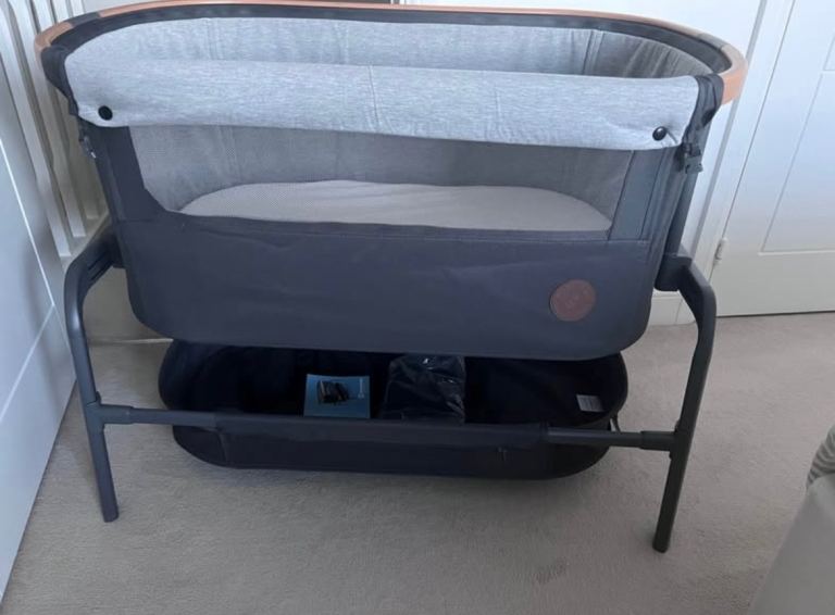 Maxi-Cosi Iora Co-Sleeper Crib, Foldable Baby Bedside Crib, 0–6 Months