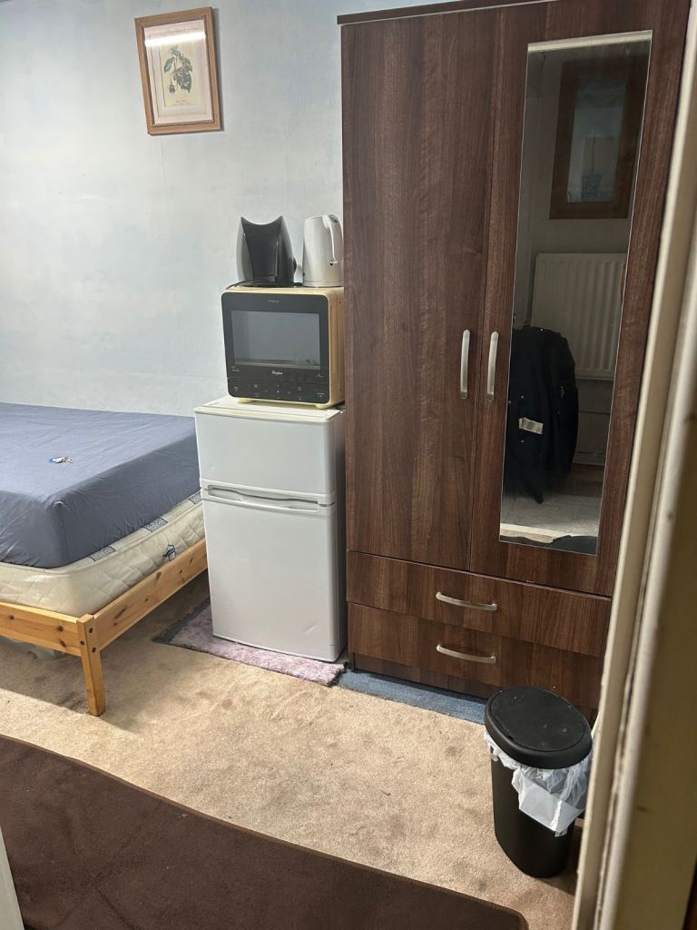 Single furnished room in cb1 area small family house 