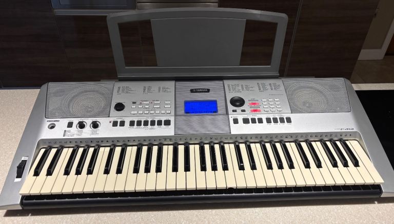 Yamaha PSR-E413 keyboard