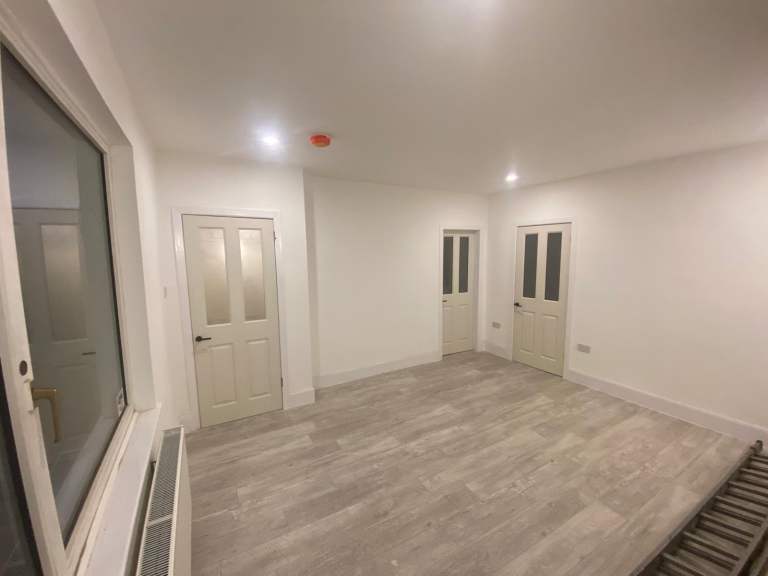 Separate & Spacious 3 Bed House for Rent – BD19 4ED