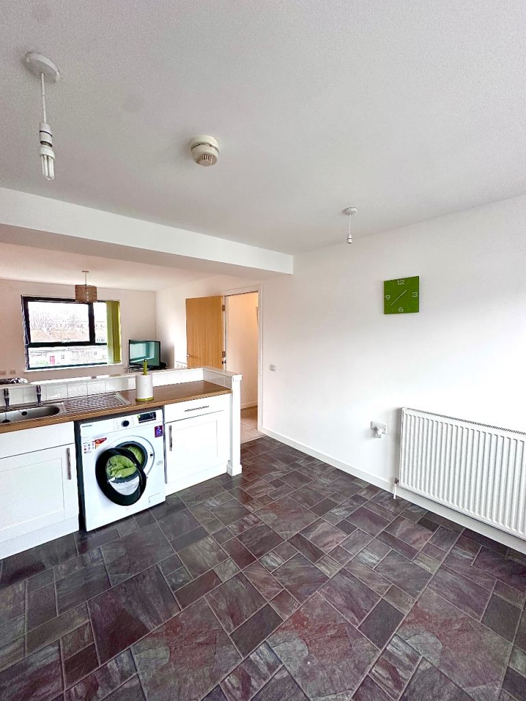 Modern 2-Bed Flat for Rent – EH16