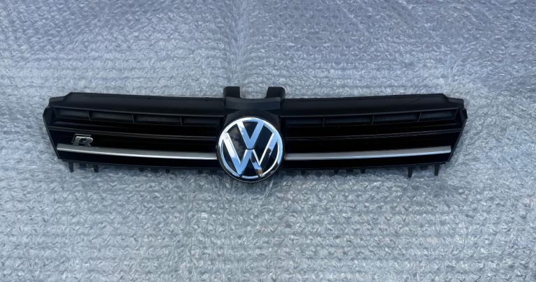 GENUINE VW GOLF R MK7 FRONT BUMPER GRILL WITH BADGE 5G0 853 655C. 