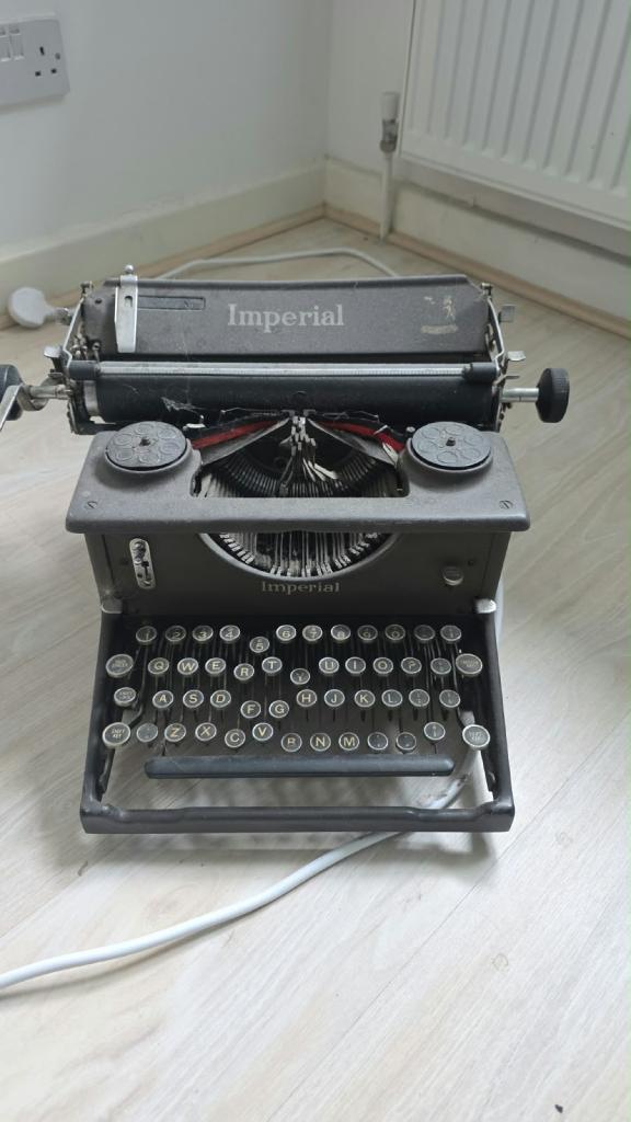Vintage Imperial Typewriter – Fair Condition