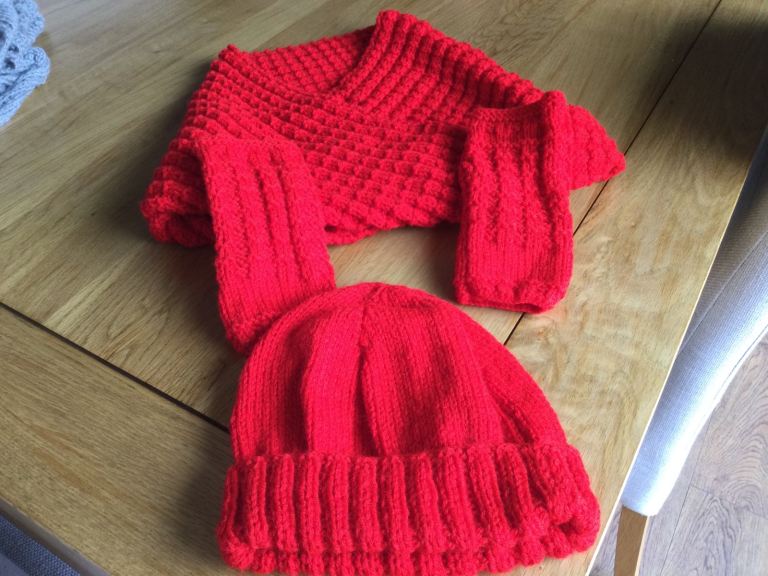 HANDMADE SCARVES, HAT AND FINGERLESS GLOVES 