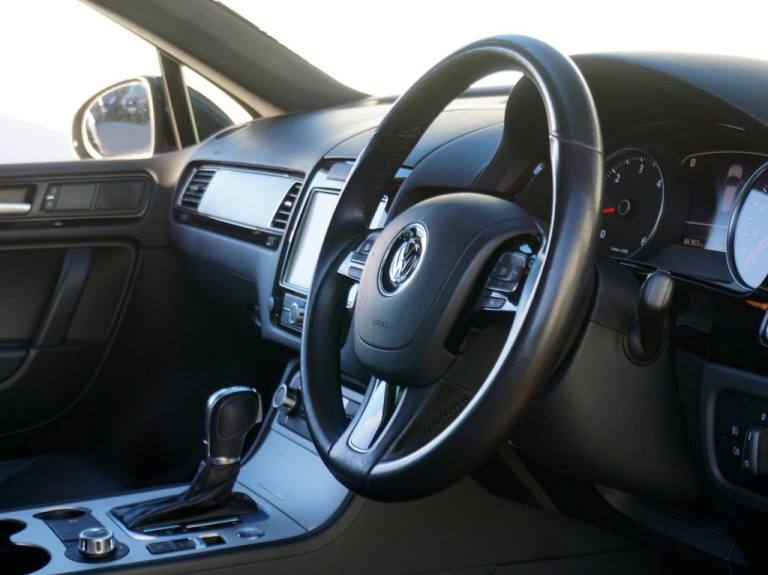 2014 Volkswagen Touareg 3.0 TDI V6 BlueMotion Tech R-Line SUV Diesel Tiptronic 4WD (s/s) 5dr - Ju...