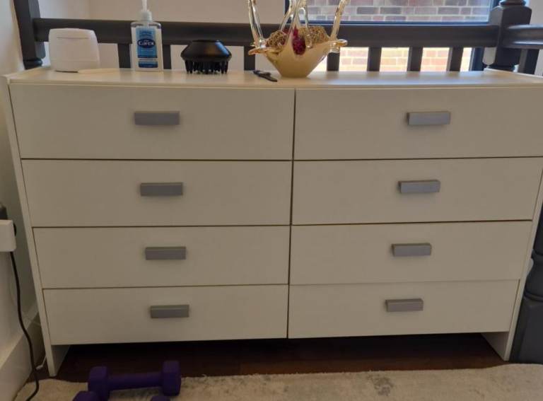 White Chest of 8 Drawers – Good Condition