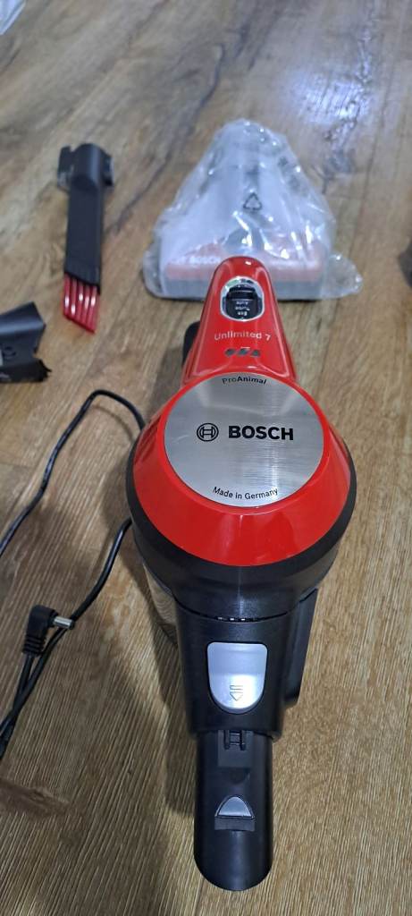 Bosch unlimited 7 cordless vacuum, full set in good condition