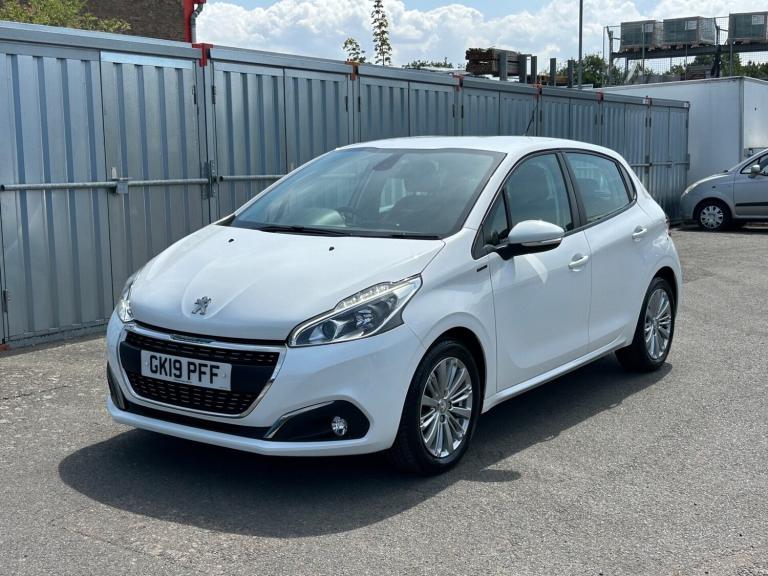 2019 Peugeot 208 S/S SIGNATURE APPLE CARPLAY 14,000 MILES REAR PARKING SENSORS Hatchback Petrol M...