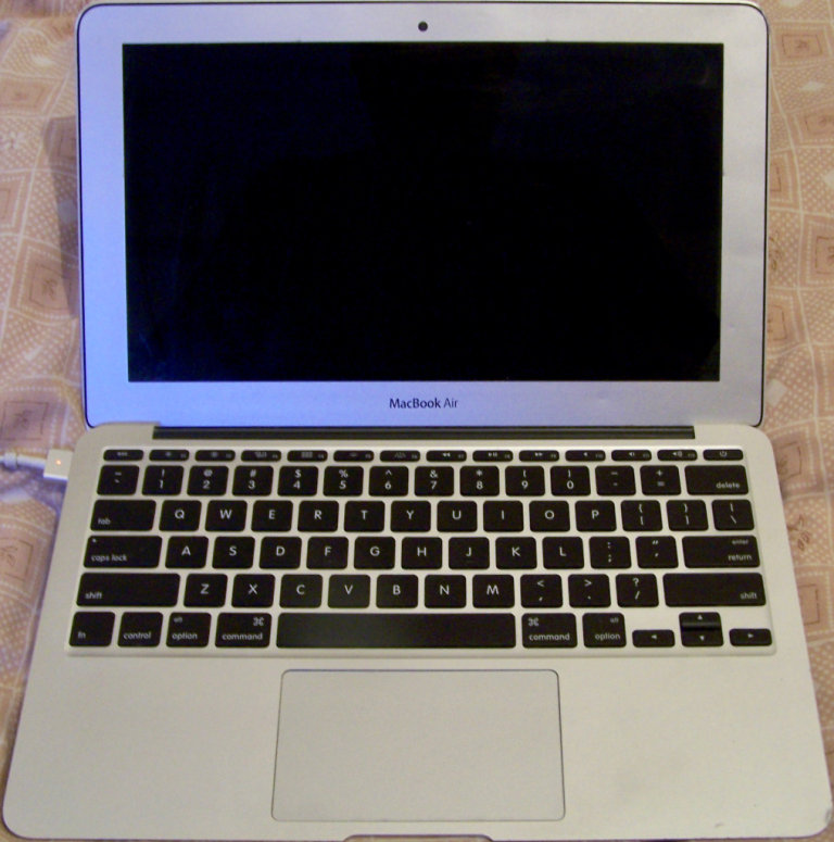 2013 11" Apple MacBook Air - 4GB RAM - 128GB SSD - i5 1.3GHz CPU - OEM charger - MacOS 14 Sonoma