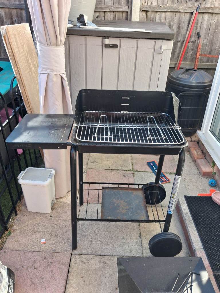 Used BBQ Grill with Wheels and Side Shelf – Good Condition