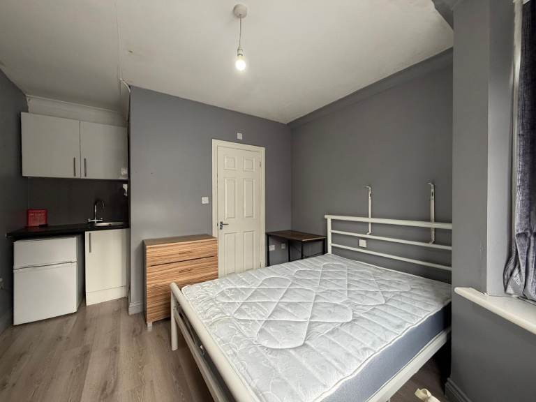 Self-contained studio flat in Hounslow – DSS Considered