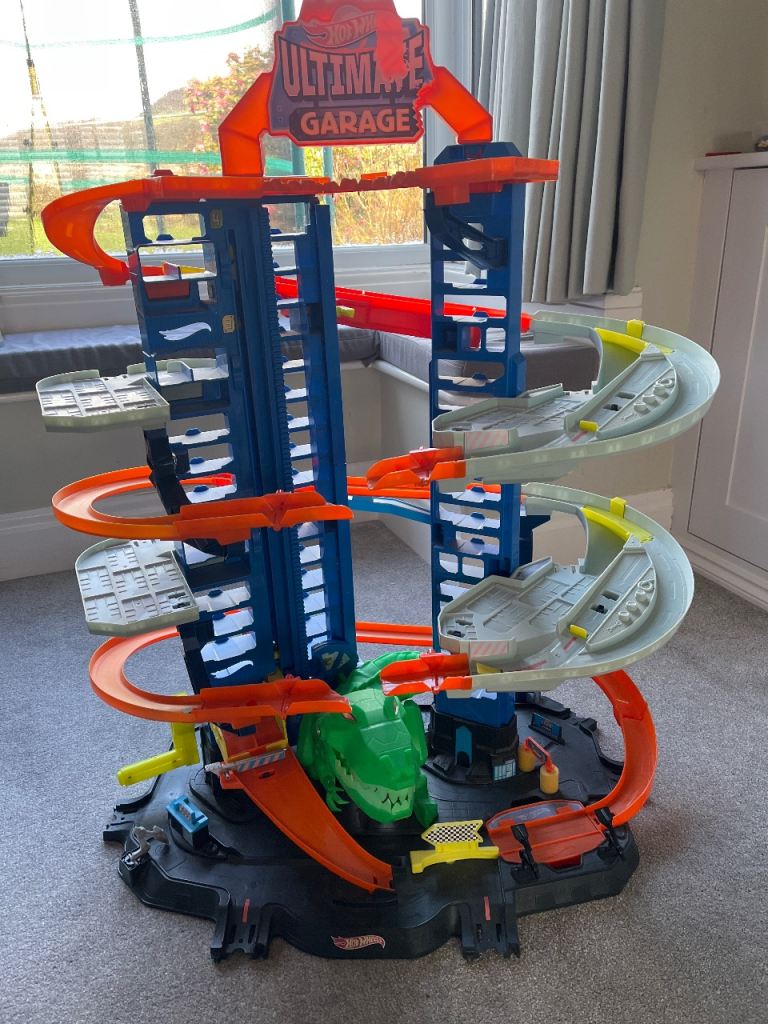 Free Hotwheels track damaged but working