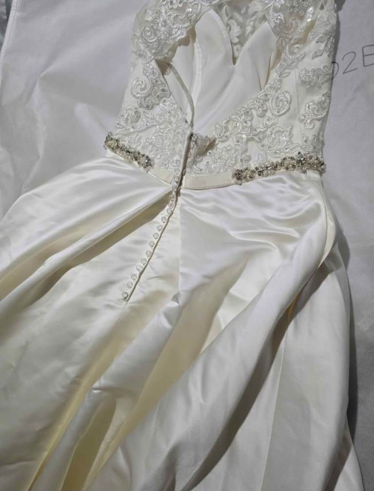 Gorgeous ivory wedding dress (size 10)